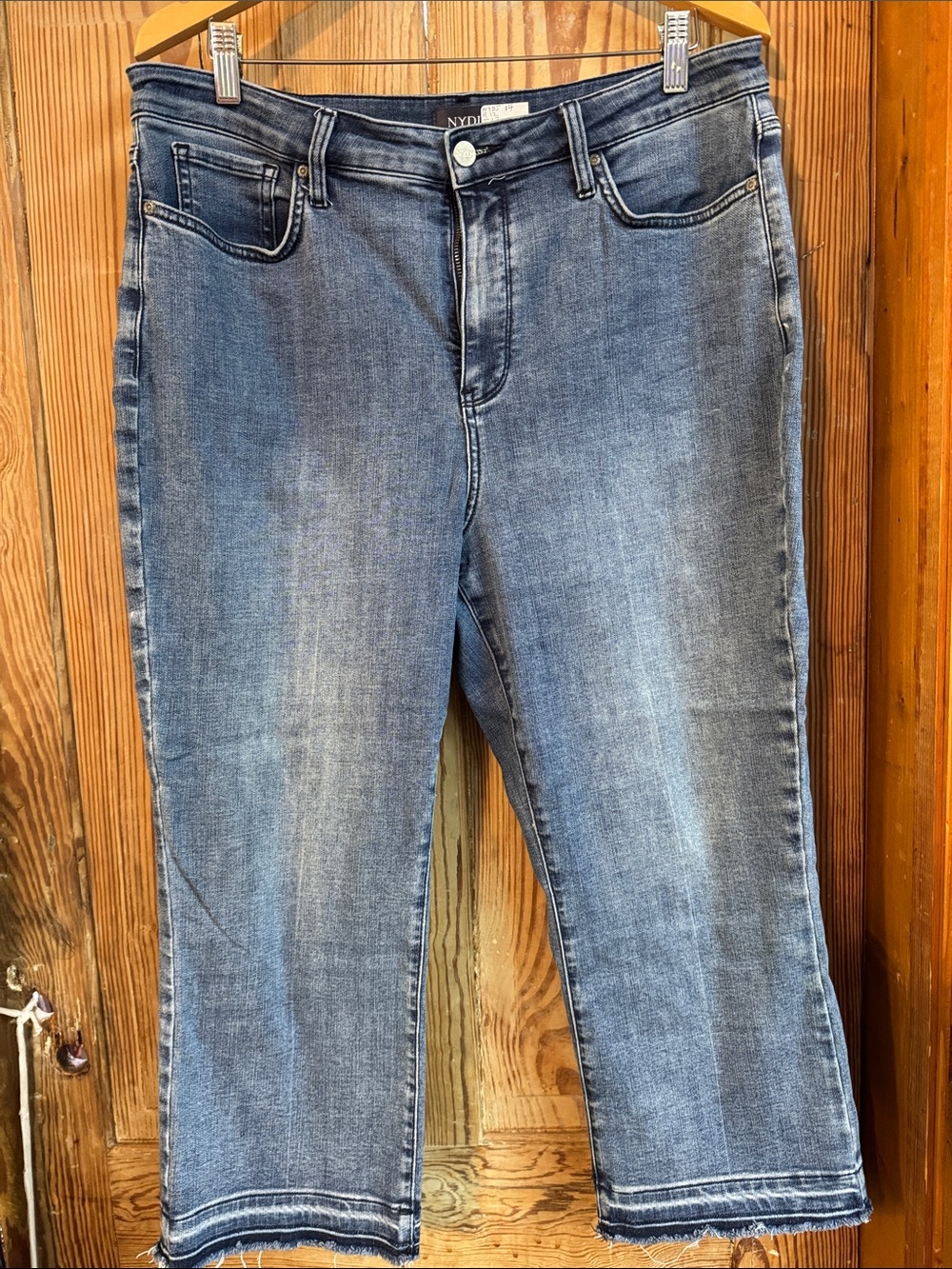 NYDJ 14 liftxtuck technology Cropped Straight-Leg Jeans in Faded Blue Wash